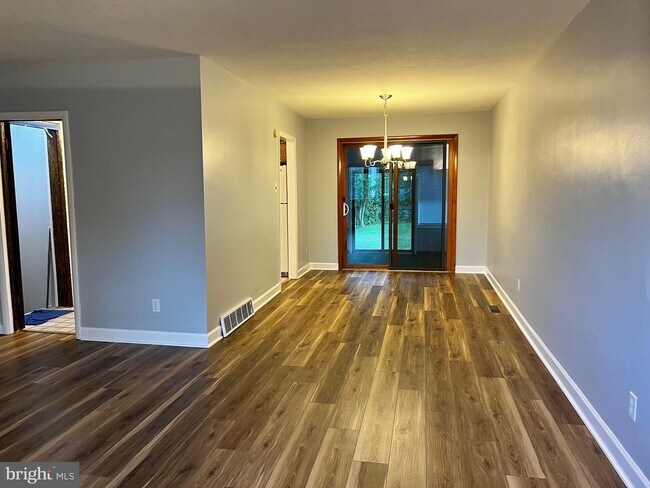 Building Photo - 187 Cranbourne Dr