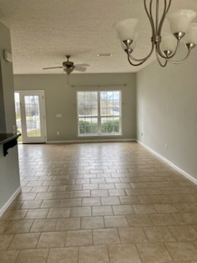 Foto del edificio - Charming 3 BR/2.5 bath  in a quiet, well-kept neighborhood. Convenient to schools, Tyndall AFB, s...