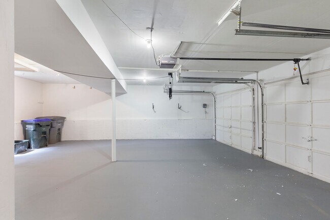 Building Photo - Spacious 3/2.5 Split Level w/ Large Bonus ...