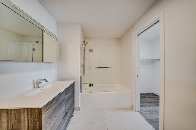 Building Photo - B1015