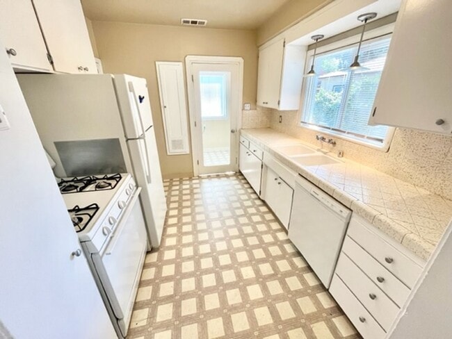 Foto del edificio - **RESERVE FOR SUMMER 2026** Charming home ...