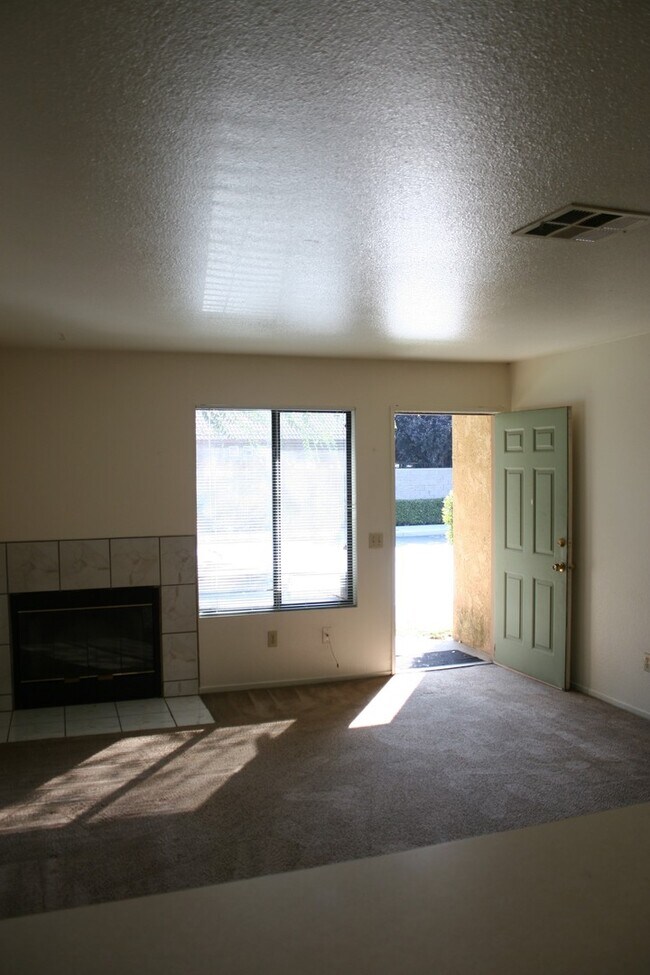 Foto del edificio - 8600 White Rock Dr