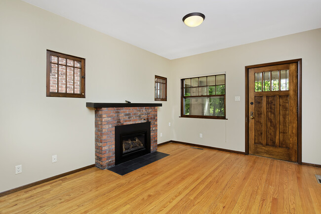 Gas fireplace - 1003 Adams St