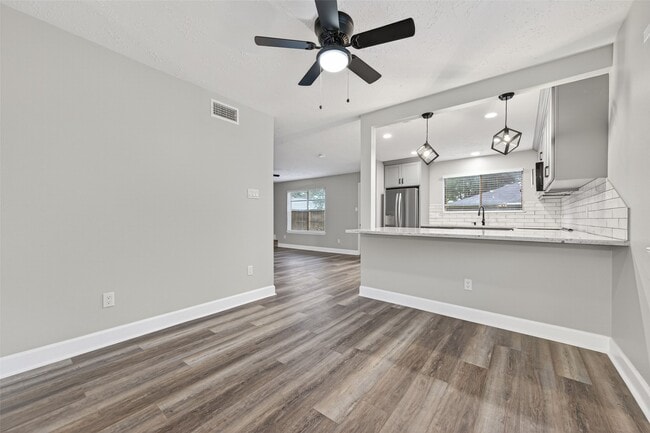 Foto del edificio - 16222 Cypress Point Dr