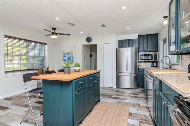 Foto del edificio - 1528 W River Shore Way