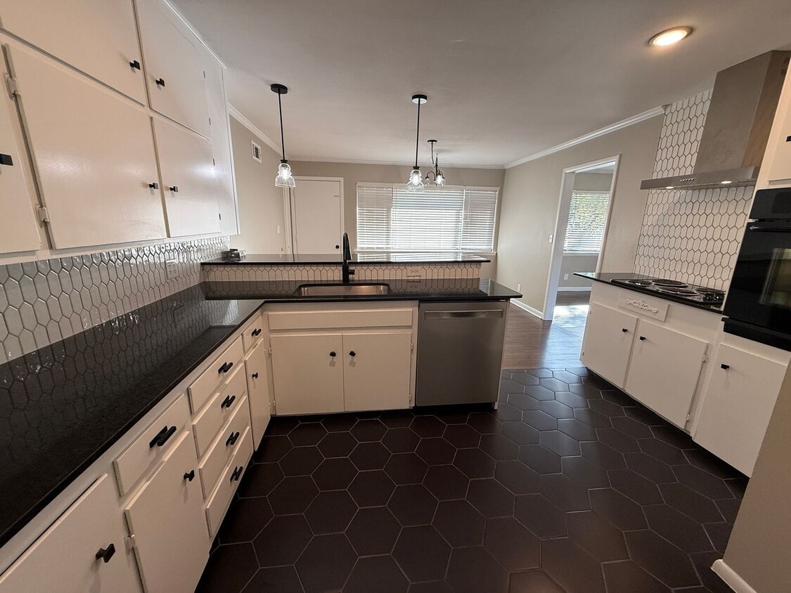 Primary Photo - 31st and Sheridan 3 bed, Updated Kitchen a...