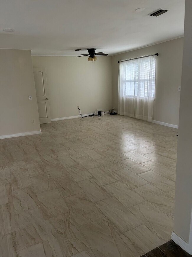 Building Photo - 4BD/2BA on the Island!