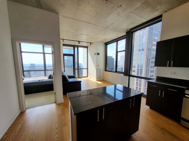 Foto del edificio - 235 W Van Buren St