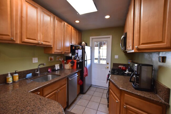 Foto del edificio - Charming 2BR Top Floor Condo with Private ...
