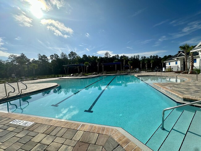 Building Photo - Like New 2/2 Townhome in St Johns County