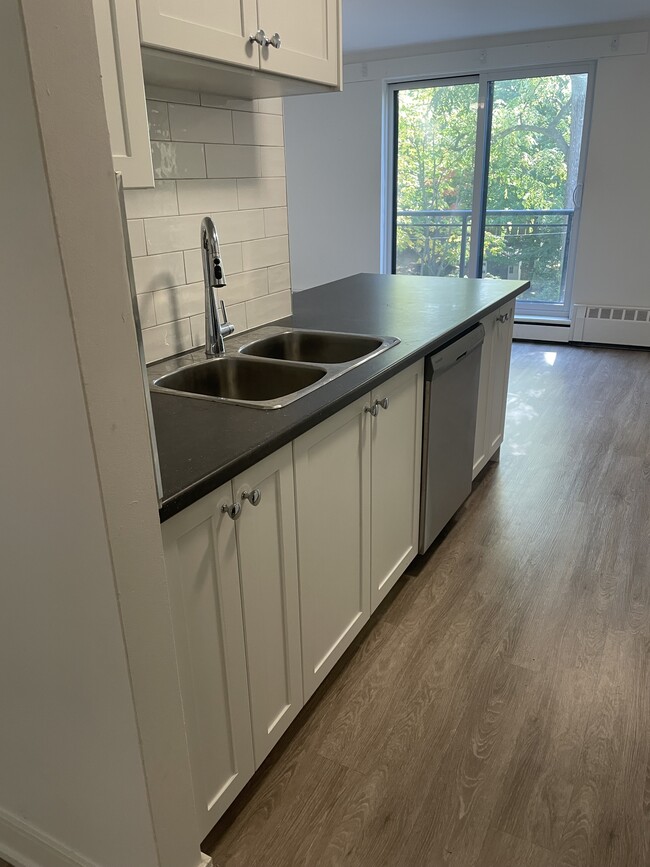 Building Photo - Renovated 1 bed 1 bath unit in Burlington