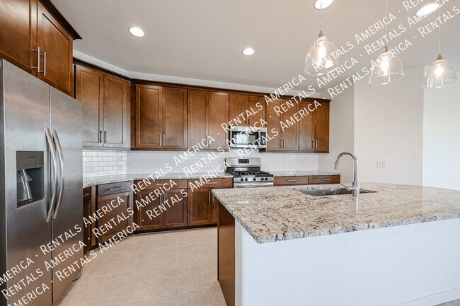 Building Photo - Gorgeous Open Concept 4 Bed Floorplan in C...