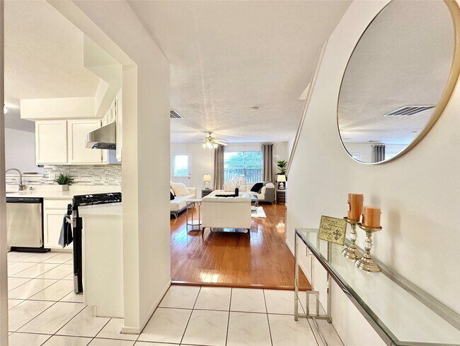 Foto del edificio - 8223 Golf Green Cir