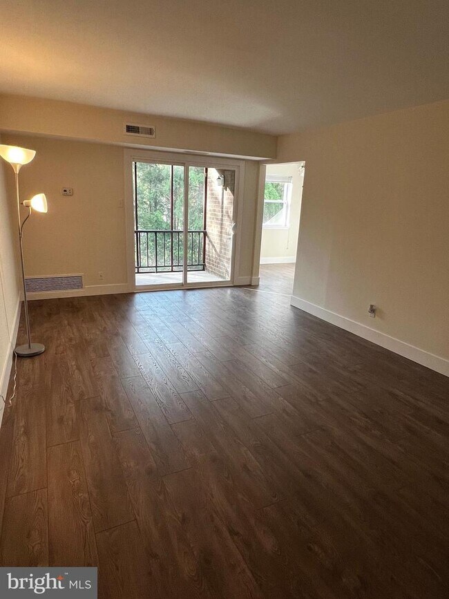 Building Photo - 203-C Hampton Crossing Condiminiums