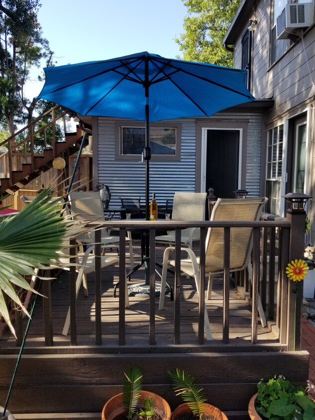 Outdoor seating - 2506 Elmen St