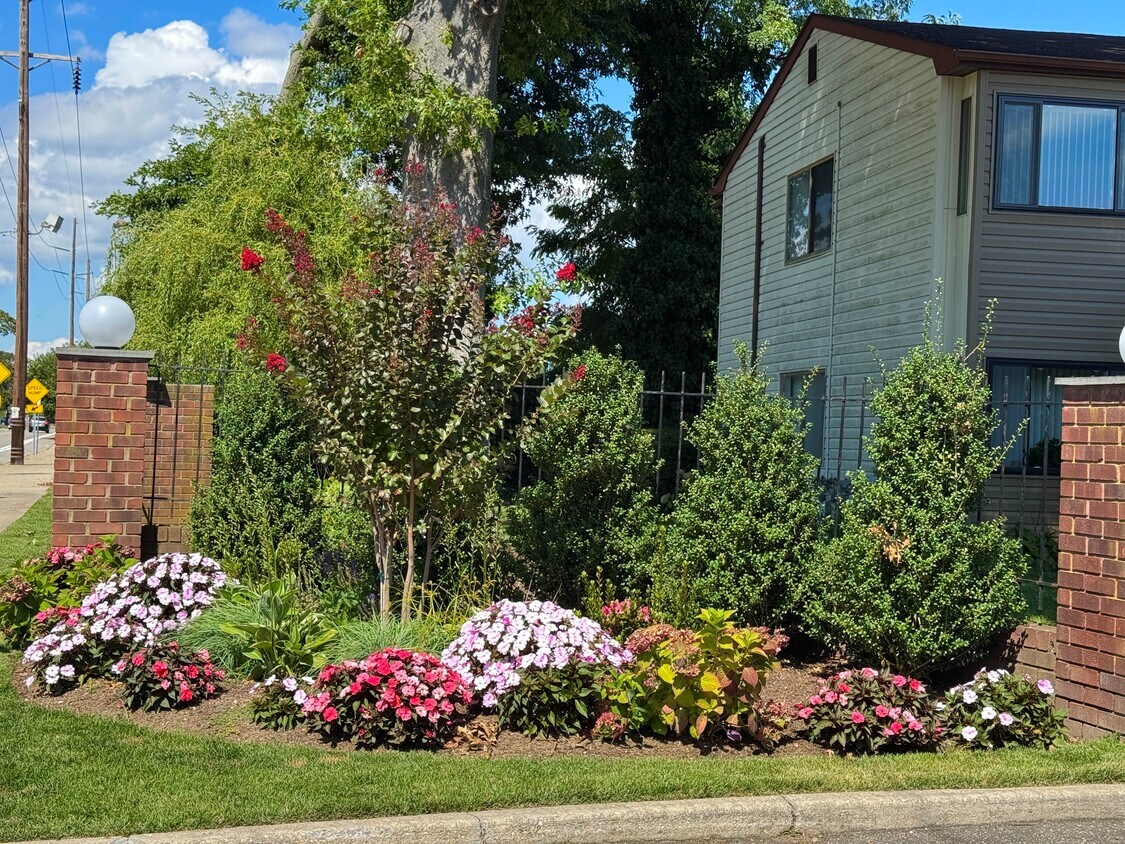 Entrada principal - Krystie Manor (55+ Community)