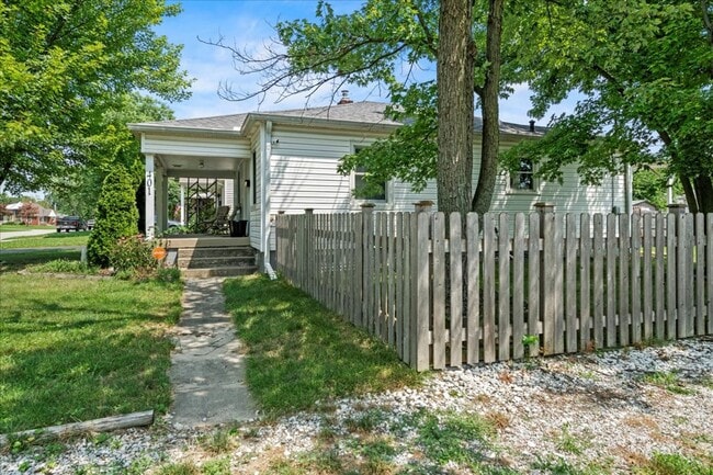 Building Photo - 401 N 13th Ave