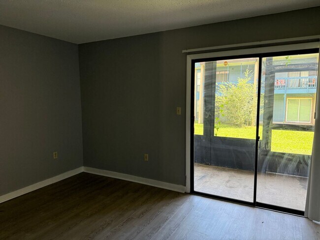 Foto del edificio - * MOVE IN SPECIAL * 1/2 OFF 2ND MONTH'S RENT!! Spacious 876 SF Unit - 2 bd / 1 ba near UF - Brand...
