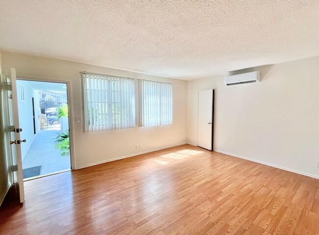 Foto del edificio - 1830 N La Brea Ave