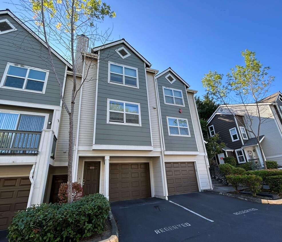 Foto principal - Gorgeous 2 bedroom 2 bath townhome availab...