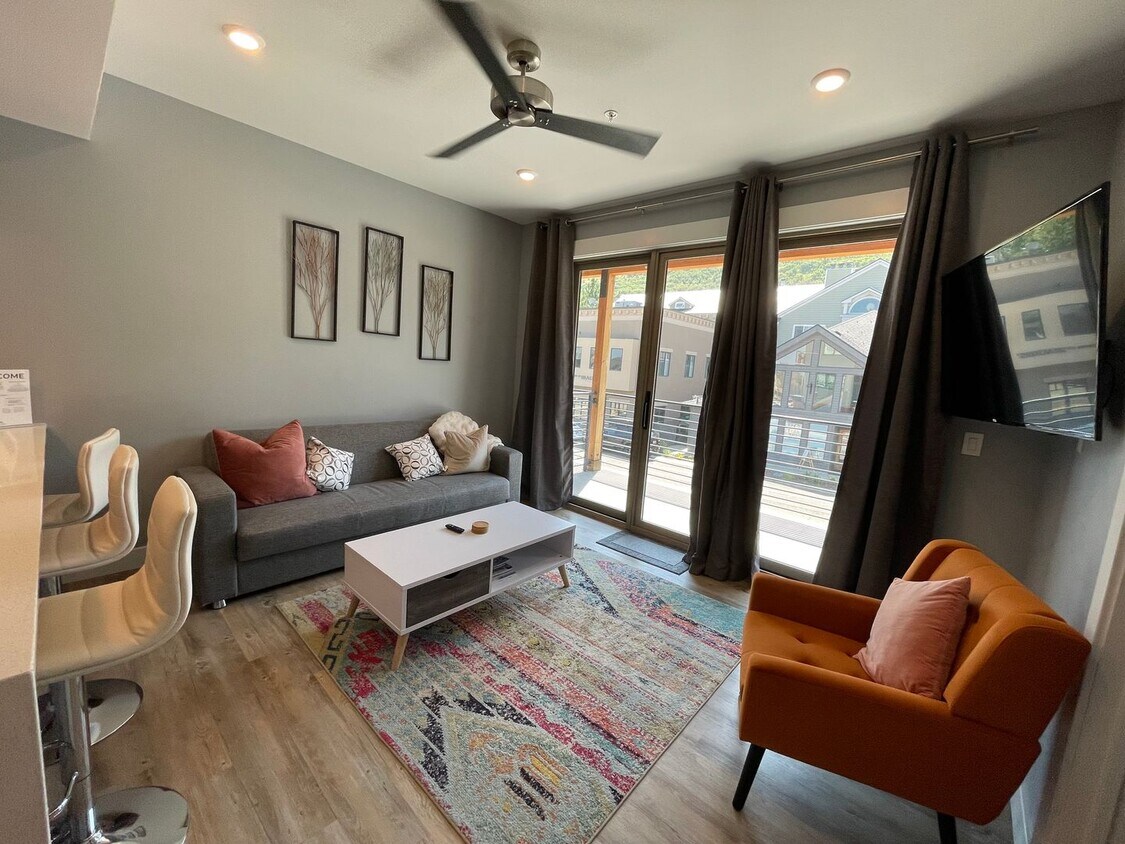 Primary Photo - Modern One Bedroom in Prospector!