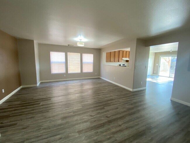 Foto del edificio - One Bedroom & One Full Bathroom Downstairs...