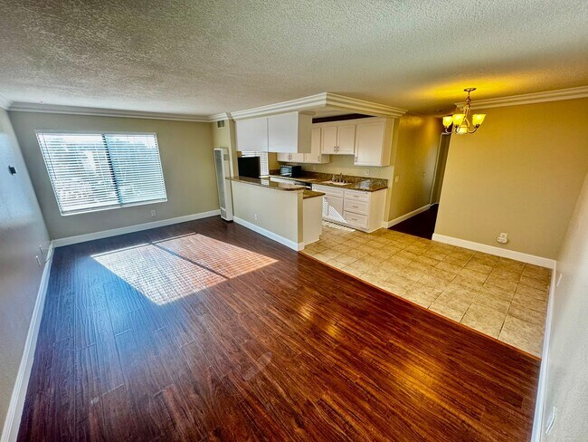 Foto del edificio - Updated 2nd Floor Corner Unit -3425 E. 15t...