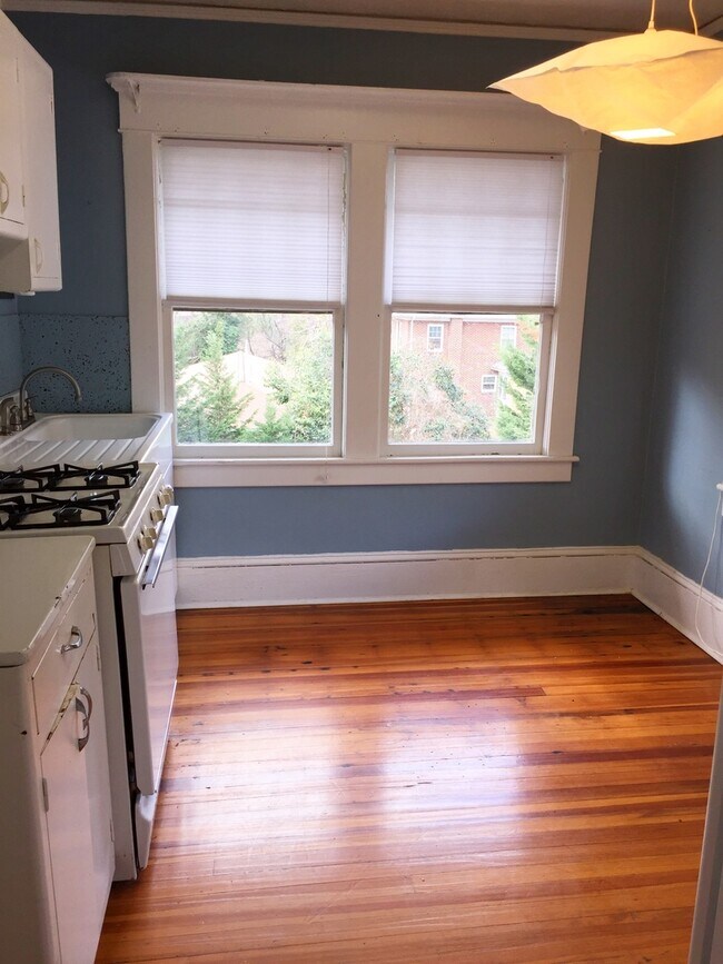 Building Photo - Adorable Studio Apartment Near UNCG !