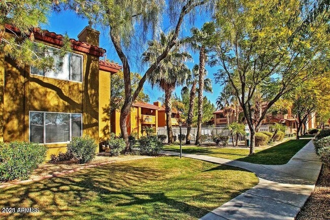Building Photo - 2929 W Yorkshire Dr