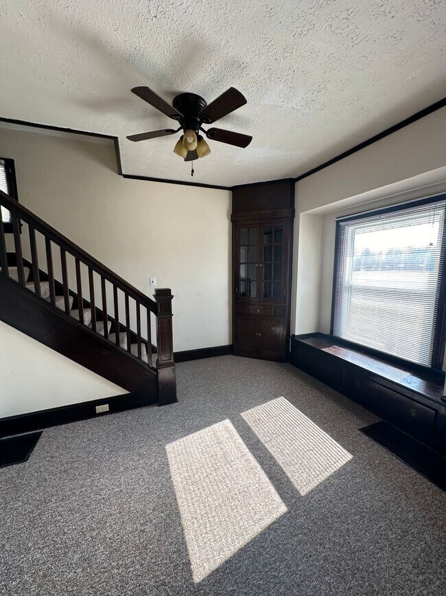 Building Photo - Two Bedroom House