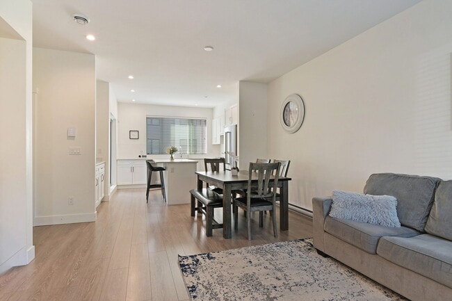 Building Photo - 3 Bed Townhouse in Surrey!