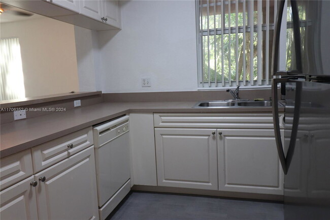 Foto del edificio - 6826 W Sample Rd