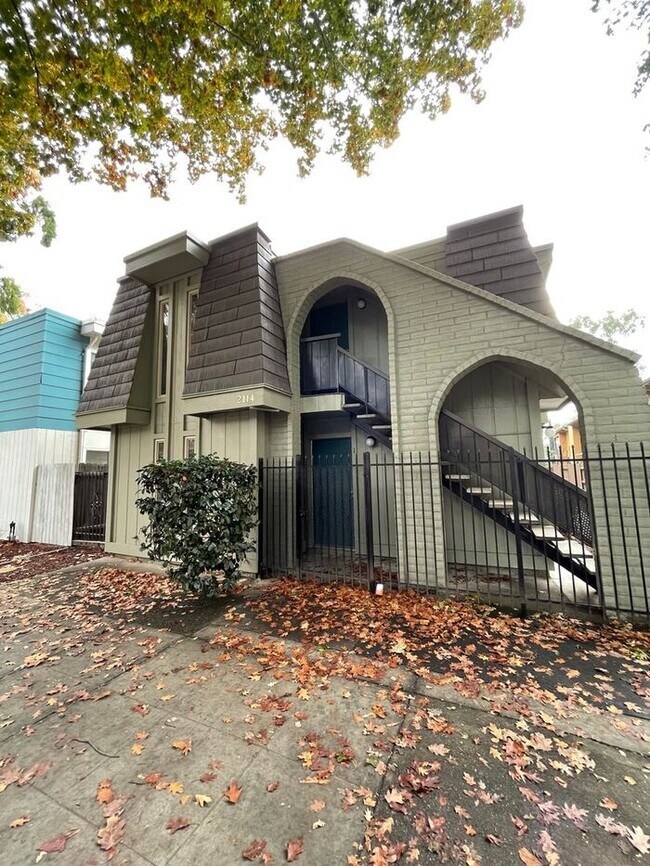 Building Photo - 2114 H St