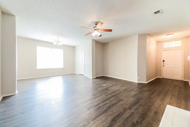 Building Photo - 2325 Wildwood Ln