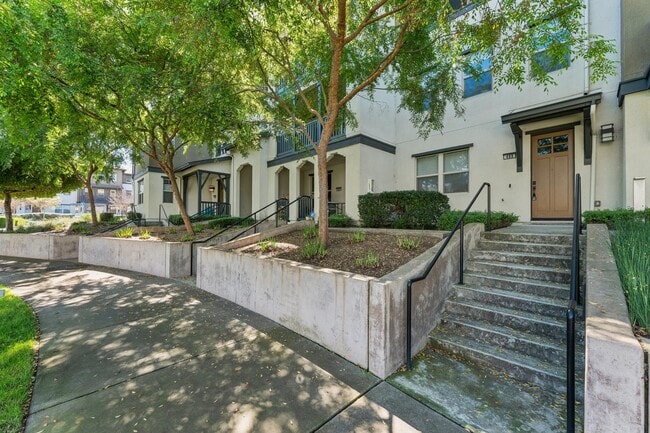 Building Photo - 489 Diller St