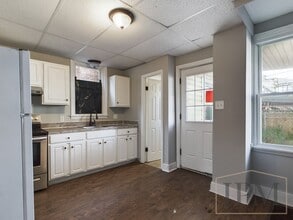 Building Photo - 716 School Pl