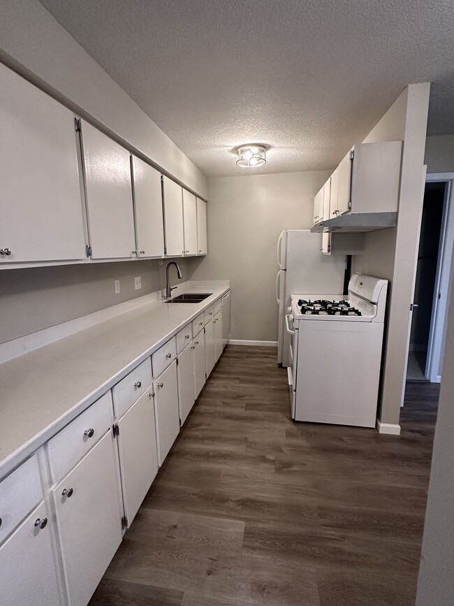 Kitchen - 4813 Cedar Lake Rd S