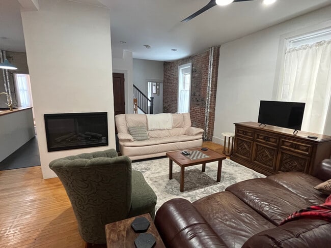 Building Photo - 811 Center St