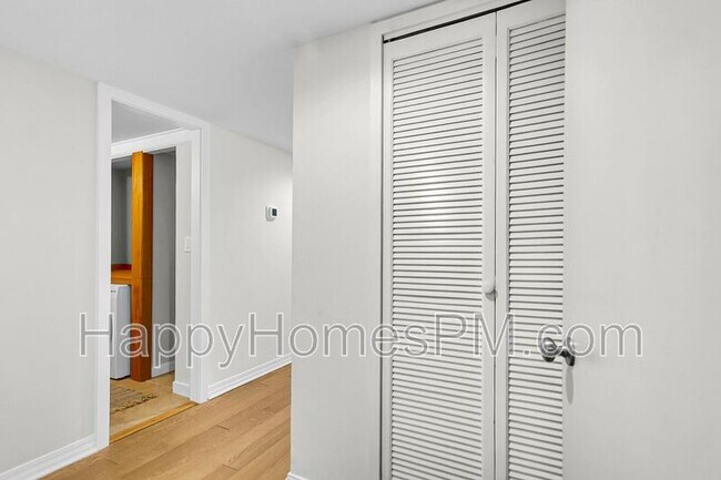 Foto del edificio - 14 Lockwood Dr