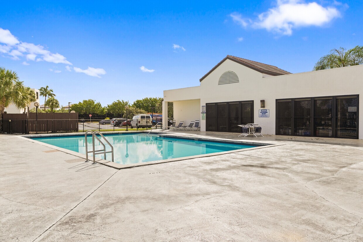 Foto principal - 215 Lake Pointe Dr