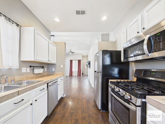 Foto del edificio - UNFURNISHED 3 Bedroom in Desirable Community