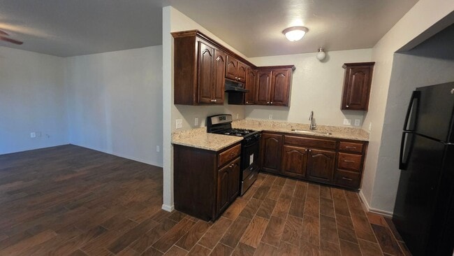 Building Photo - Housing Vouchers Accepted