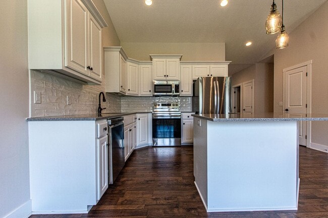 Building Photo - Gorgeous 3 Bedroom / 3 Bath Town Home in B...