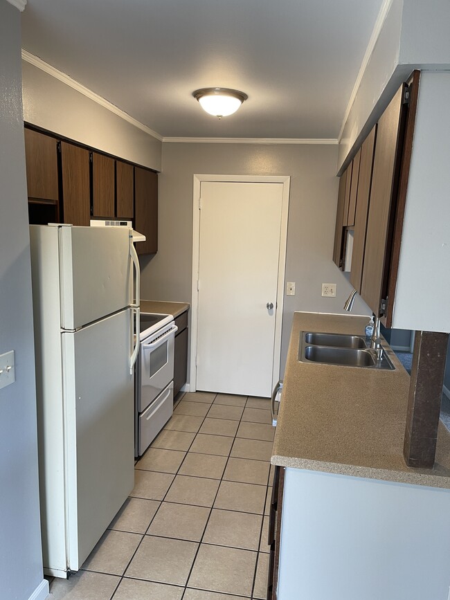 Building Photo - 4465 W Milham Ave