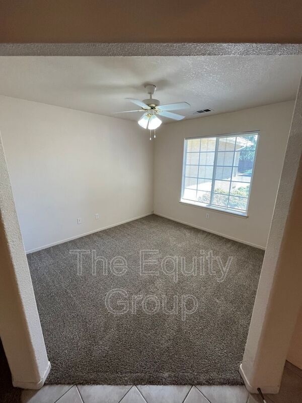 Foto del edificio - 3418 E Sycamore Ave