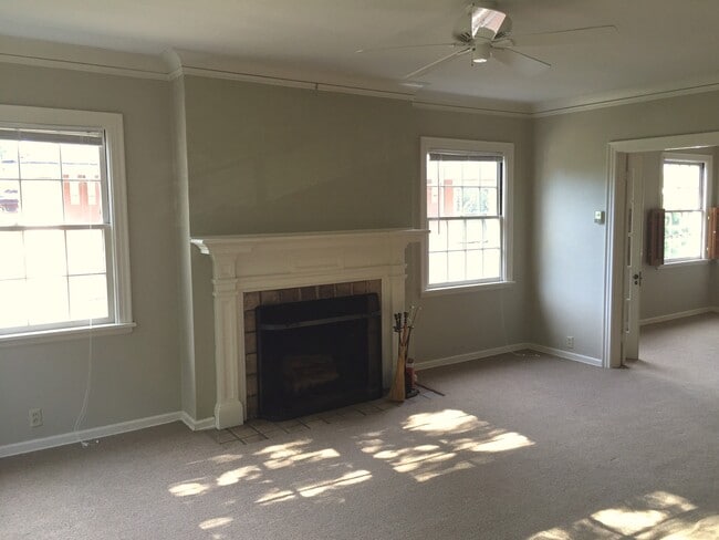 Building Photo - Beautiful 2br/1ba Upper Duplex in Desirabl...