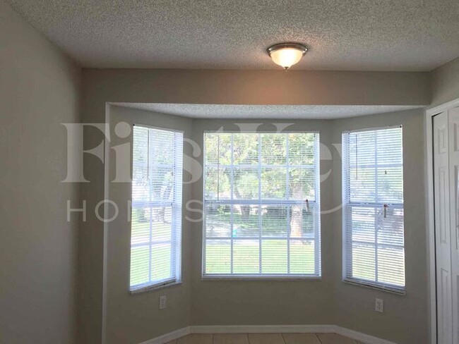 Foto del edificio - 7575 Groveoak Dr