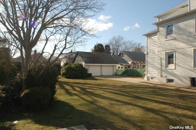 Building Photo - 46 Lewis Ave