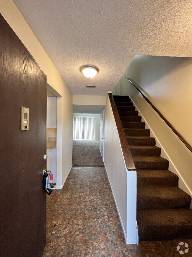 Building Photo - 901 Olmstead Dr