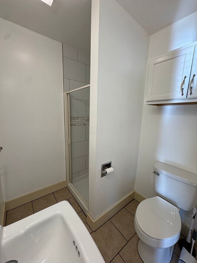 Building Photo - 902 W 11th St